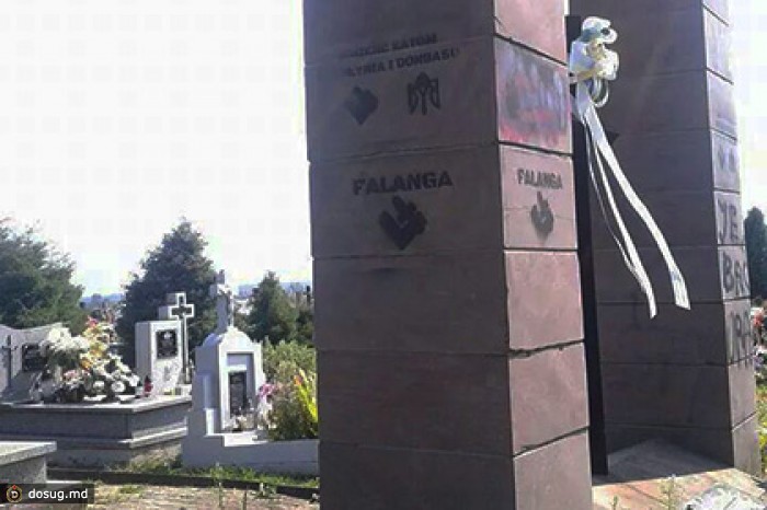 В Польше разрушили памятник украинским националистам