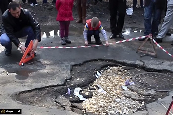 В Приморье дорожную яму засыпали деньгами