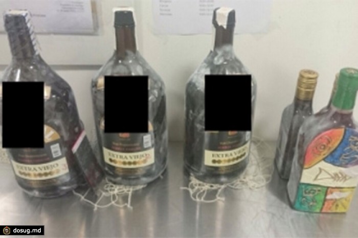В Пулково у туристов нашли 23 бутылки рома с растворенным кокаином