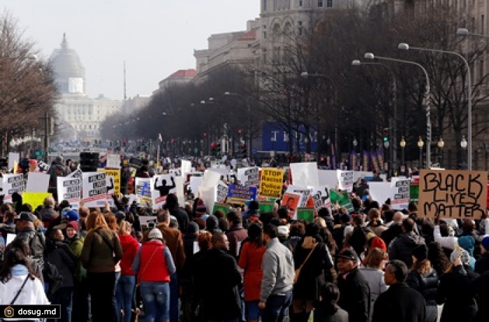 В США на митинги против полиции вышли десятки тысяч человек
