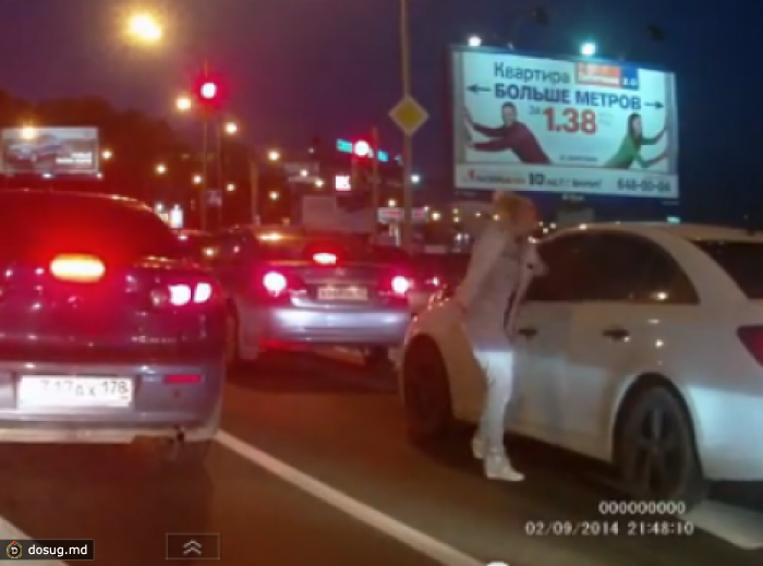 В Санкт-Петербурге девушка напала на водителя. ВИДЕО