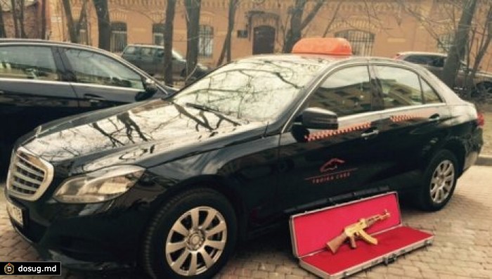 В Санкт-Петербурге ищут хозяина золотого автомата Калашникова