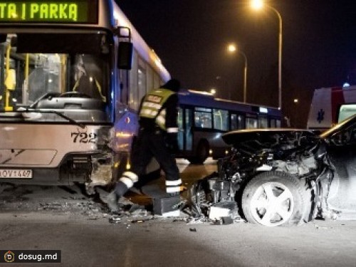 В Вильнюсе автомобиль посольства РФ врезался в автобус