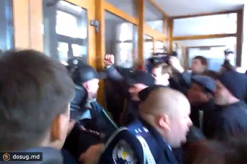В Житомире из-за титана штурмовали облсовет