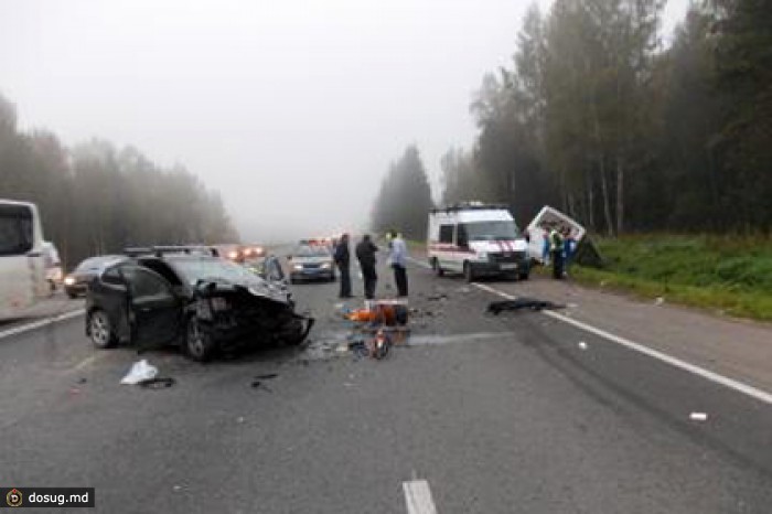 В автомобильной аварии под Санкт-Петербургом пострадали 11 человек