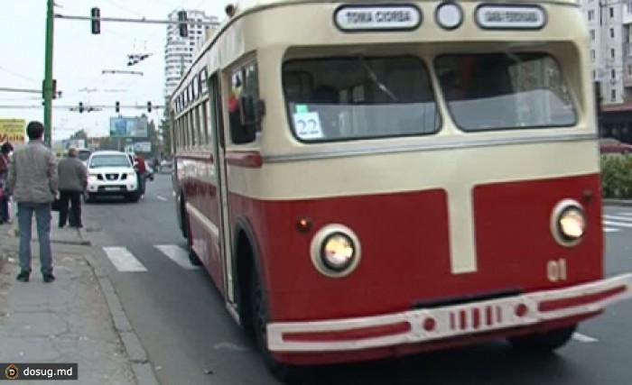 В честь Дня города по Кишиневу пустили самый старый троллейбус