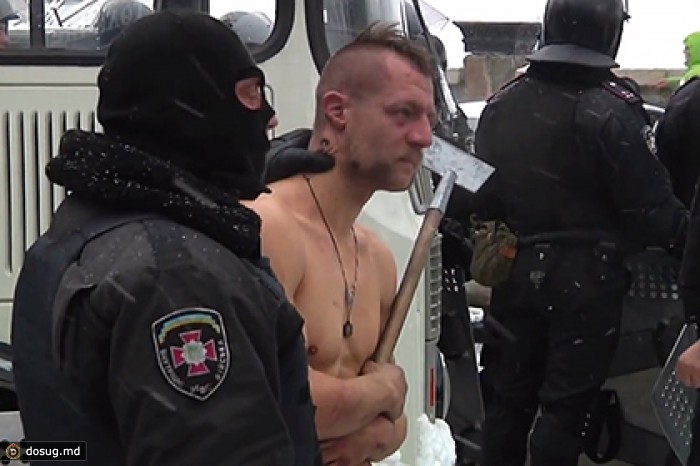 В интернете появилось видео издевательств «Беркута» над активистом