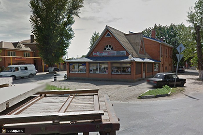 В ростовский магазин въехал кран