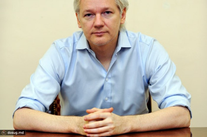 В сеть выложили переписку Ассанжа с его главным информатором