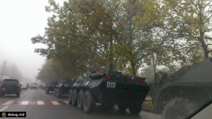 В столичном сеторе Скулянка утро началось с колонны БТРов и вооруженных полицейских (ФОТО)