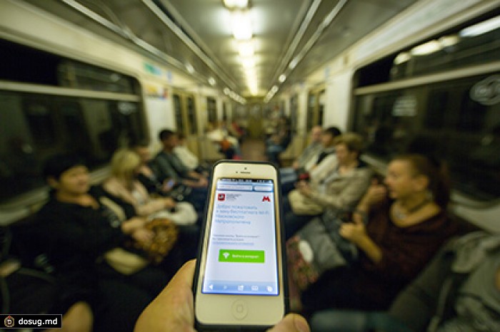 В вагонах московского метро появится возможность заряжать телефоны