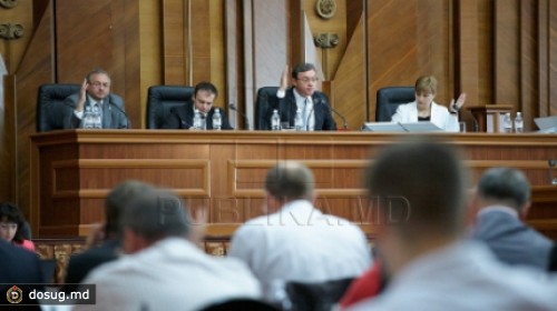 Вербальные дуэли, «горячие объятия» и переговоры вполголоса на последнем заседании парламента (ФОТО)