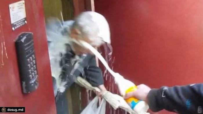 Во Львове 9 мая облили кефиром пенсионера с георгиевской ленточкой. ВИДЕО