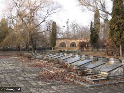 Во Львове на Холме Славы произошла стычка из-за красного флага