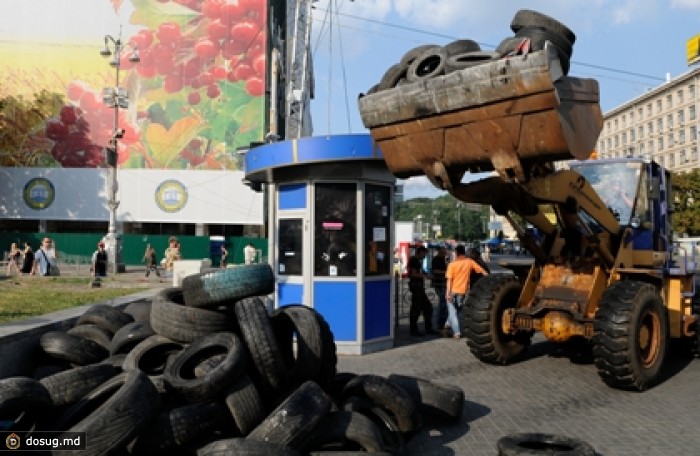 Во время уборки на Майдане произошли пожар и стычки