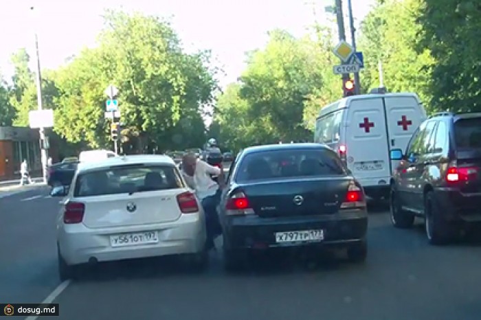 Водитель BMW в Москве сбил сделавшего ему замечание мужчину