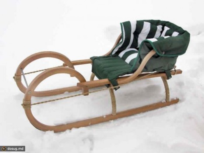 Водитель маршрутки наехал на санки с ребенком