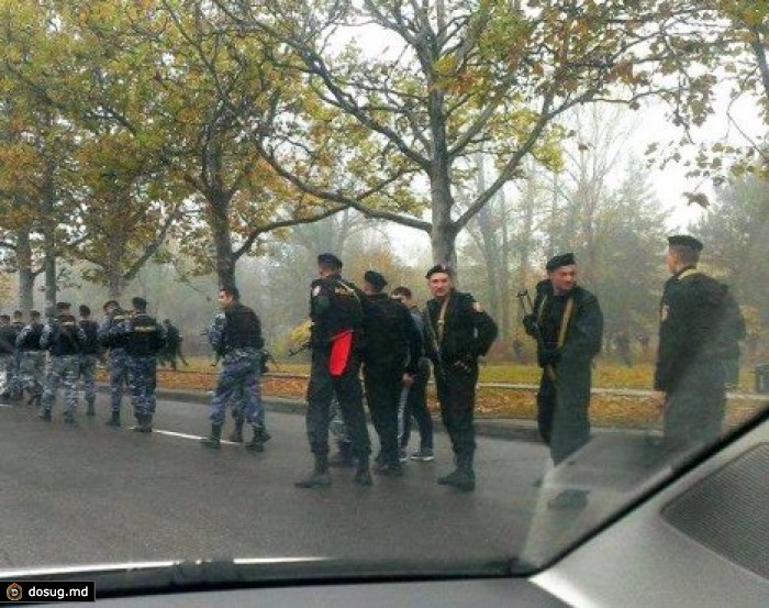 Вооруженные люди на Скулянке. ФОТО