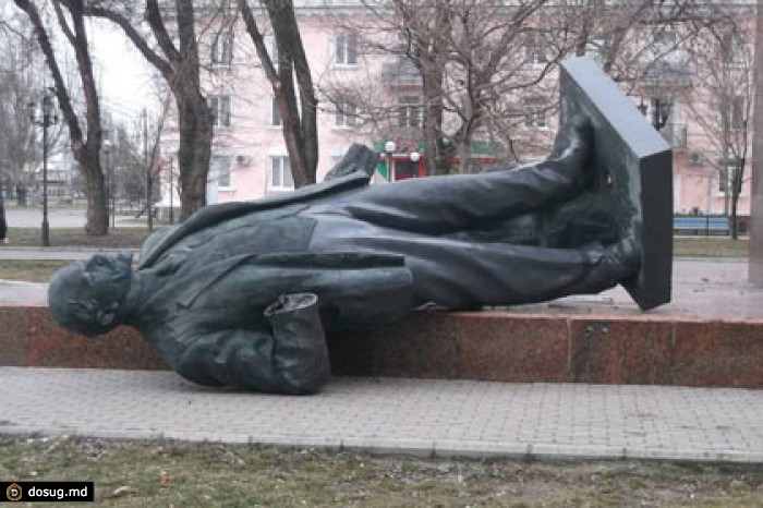 Вооруженные люди снесли памятник Ленину в Бердянске