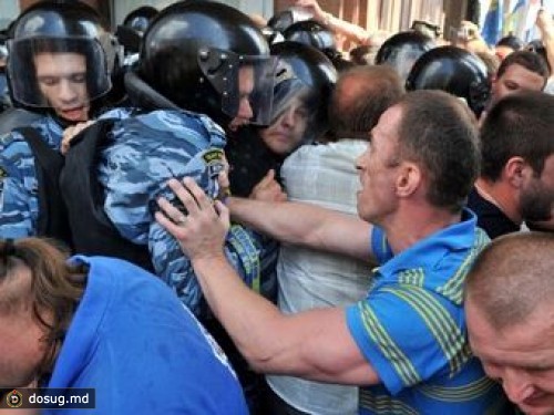 Возле "Украинского дома" пострадали более десяти милиционеров