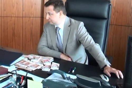 Взятка понадобилась топ-менеджеру «Росбанка» для поездки в Париж