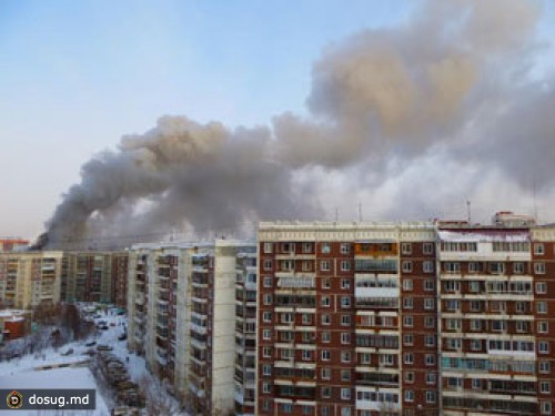 Жильцов горящего дома в Томске эвакуировали в школу
