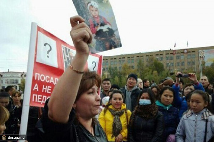 Жители Якутска потребовали расправы над собутыльниками педофила