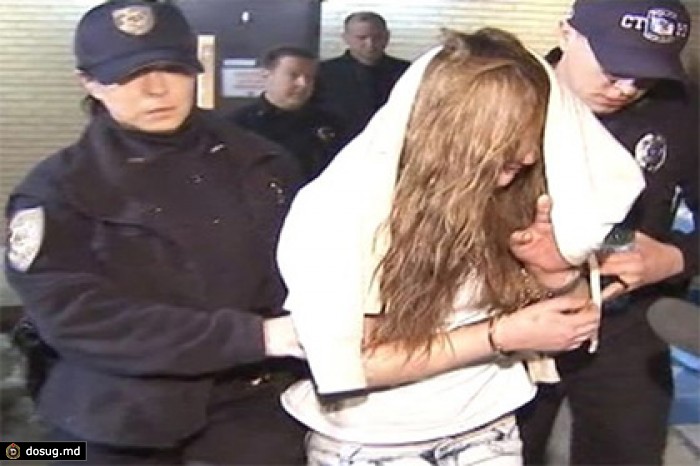 Задержанная в наручниках угнала полицейскую машину