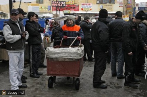 Задержанных в Апраксином дворе нелегальных мигрантов депортировали