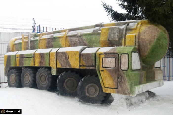 Заключенные в Омской области сделали модели «Тополя» и Т-34 из снега и льда