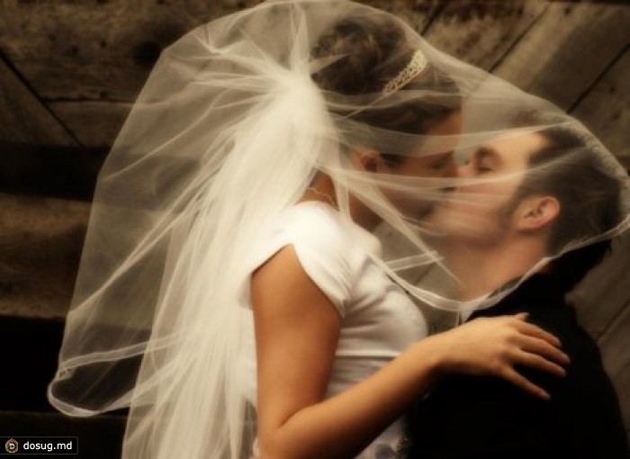 Замужним француженкам запретили брать фамилию супруга