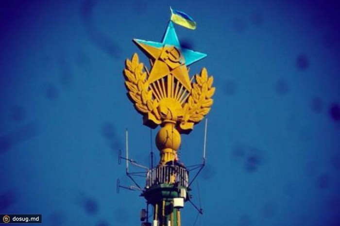 Звезду сталинской высотки покрасили в цвета украинского флага