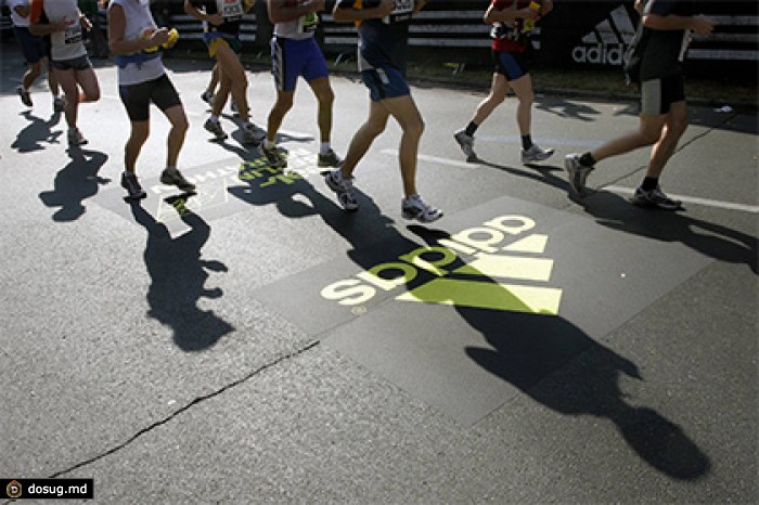 Adidas объяснил смысл лесбийского фото в своем Instagram