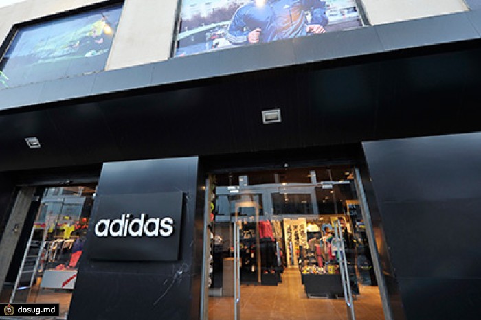 Adidas обвинили в сексизме из-за выреза на футболках