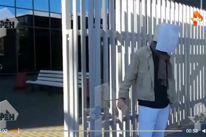 Администратор «Мрачных щей» приковал себя наручниками у офиса «ВКонтакте»