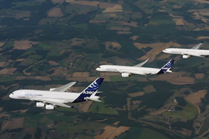 Airbus устроил синхронный полет четырех пассажирских лайнеров
