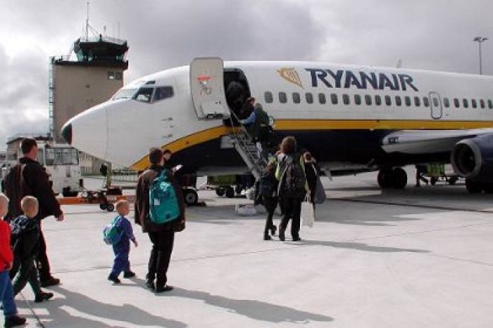 Авиакомпания Ryanair обяжет взрослых платить за выбор места рядом с ребенком