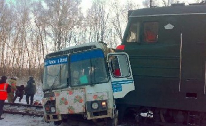 Автобус столкнулся с поездом в Румынии, есть пострадавшие