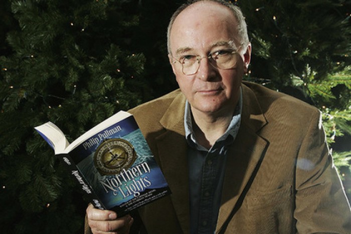 Автор «Золотого компаса» выпустит новую книжную трилогию