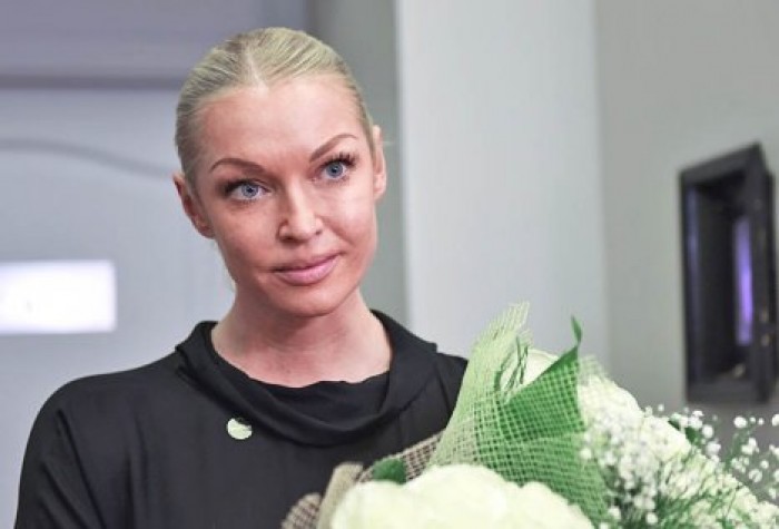 Балерина Волочкова украсила дом своим совместным портретом с Николаем II