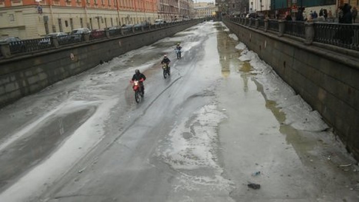 Байкеры устроили гонки по тающему льду