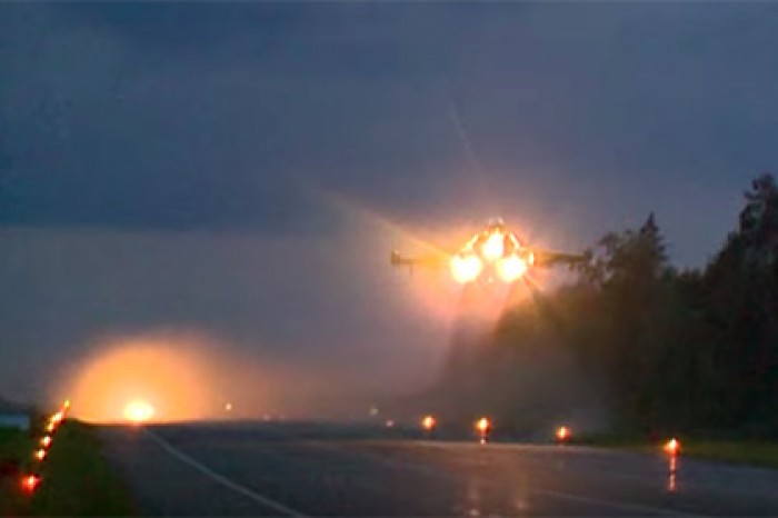 Белорусские летчики впервые посадили Су-25 и Як-130 на автотрассу ночью