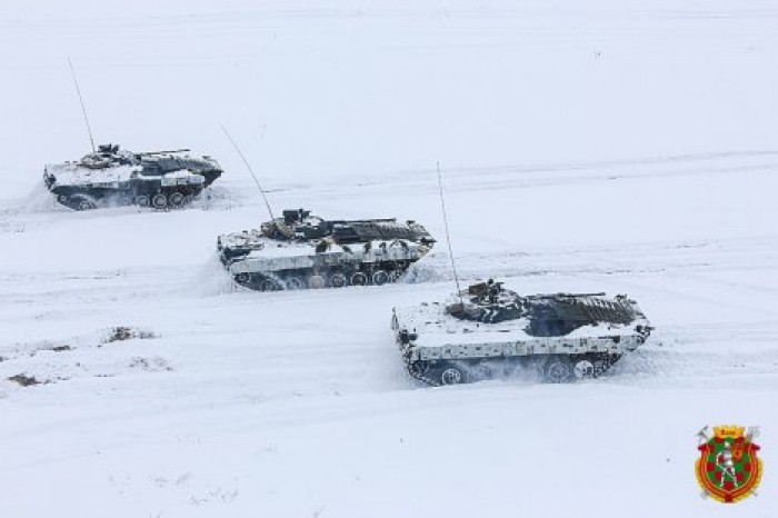Белорусские БМП на учениях замаскировали газетами