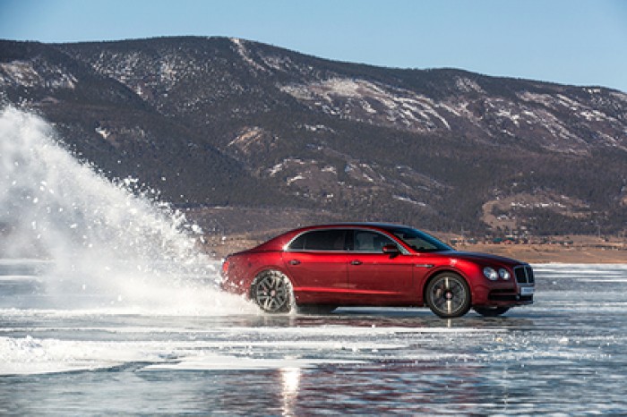 Bentley установил рекорд на тающем льду Байкала