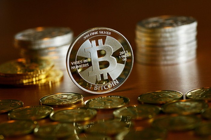 Биткоин сравнялся в цене с унцией золота