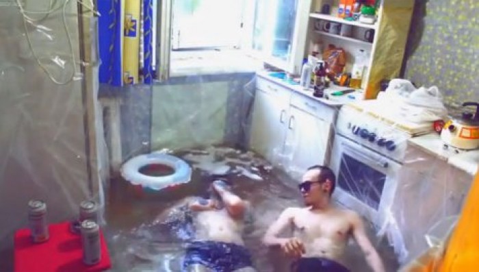 Блогер из Твери навлек на себя гнев соседей из-за бассейна на кухне хрущевки