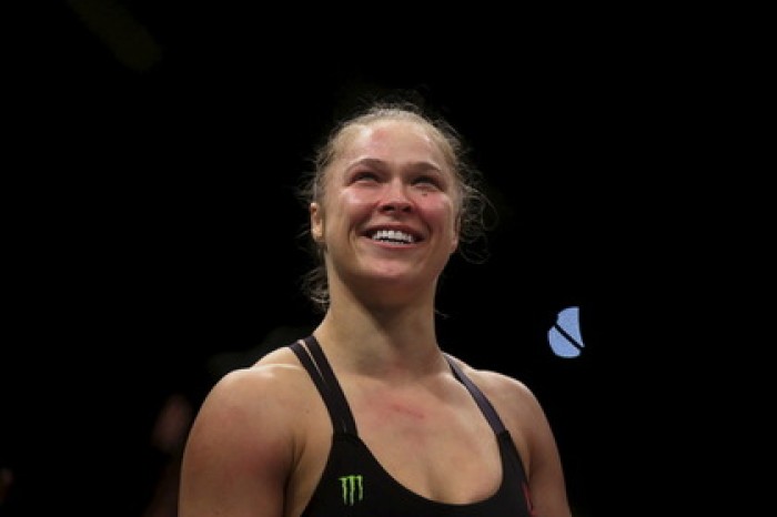Боец UFC Ронда Роузи снялась в рекламе шампуня