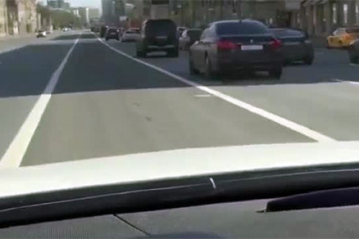 «Богатые русские дети» проехали по разделительной полосе Ленинского проспекта