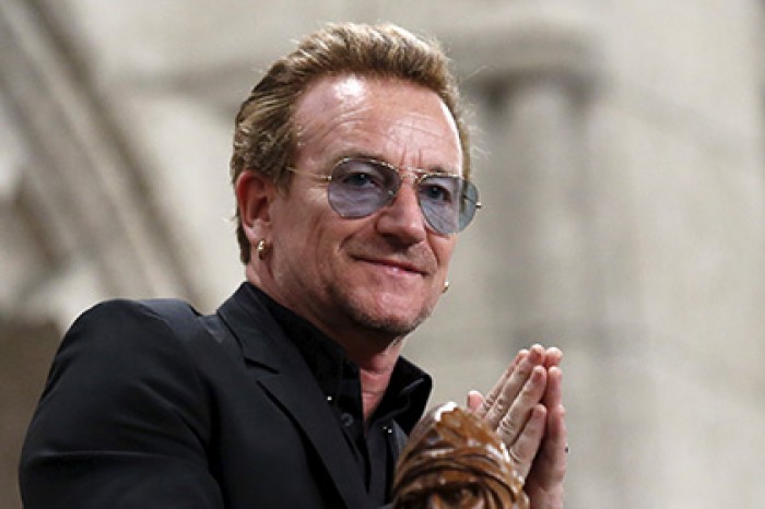 Боно из U2 стал «Женщиной года» по версии Glamour
