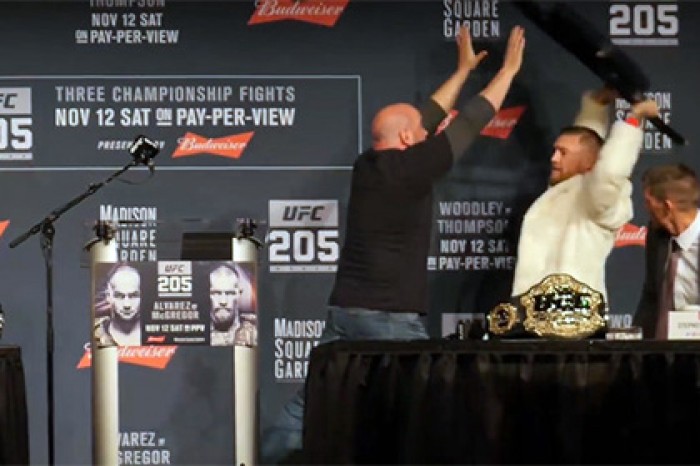 Чемпион UFC Макгрегор попытался бросить в соперника стул на пресс-конференции
